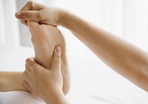 Ngón chân kêu rắc rắc khi cử động báo hiệu điều gì?